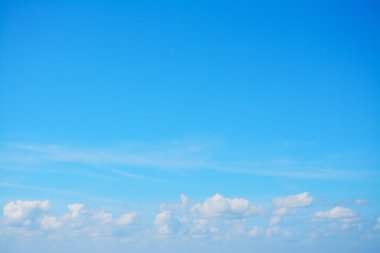 Mavi gökyüzü ve beyaz bulutlar