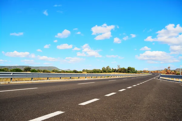 Strada di campagna sotto un cielo blu — Foto Stock