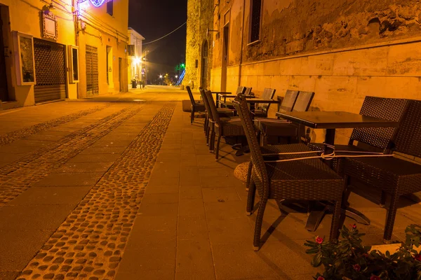 Sillas en el casco antiguo de Alghero por la noche — Foto de Stock