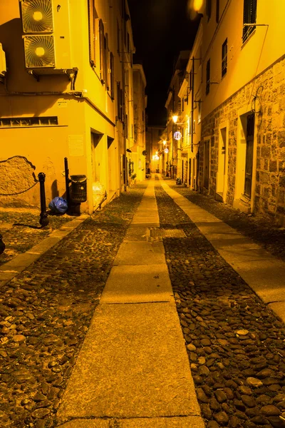 Enge Gasse in der Altstadt von Alghero — Stockfoto