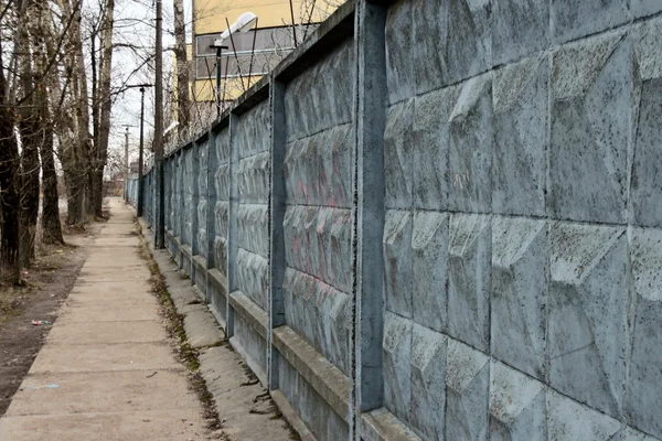 Sombere weg langs de muur van de gevangenis — Stockfoto