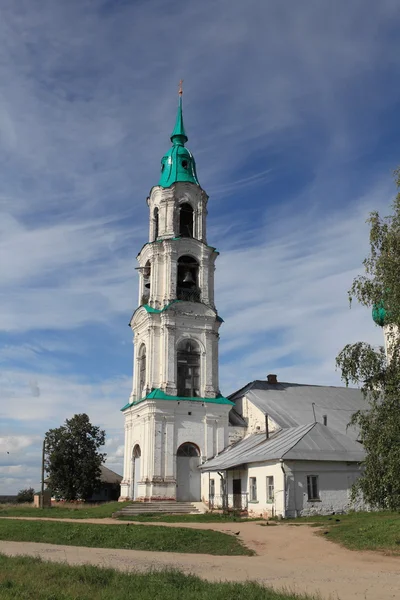 Hoge witte klokkentoren — Stockfoto