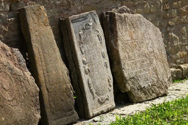 Gebroken grafsteen oude begraafplaats — Stockfoto