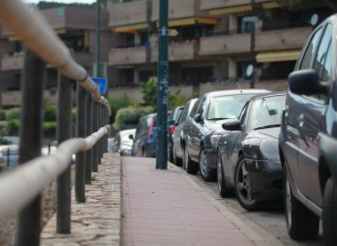 kaldırım ve uzaktan bırakarak arabalar çizgi