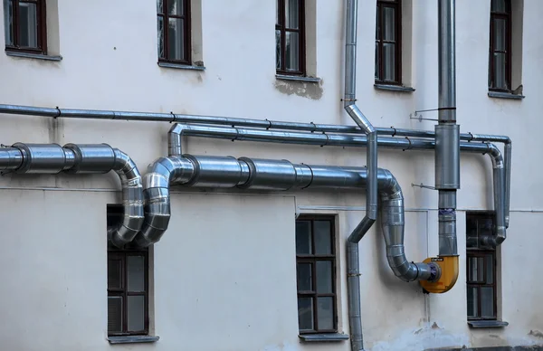 Tubos de ventilación en la pared de un edificio — Foto de Stock