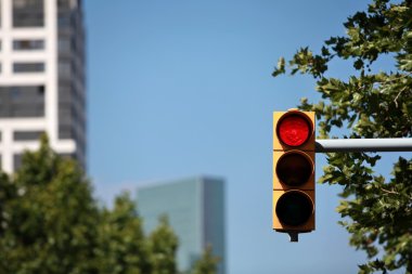 Şehirdeki kırmızı trafik ışığı