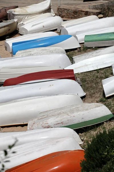 Pila de botes de remos en la orilla — Foto de Stock
