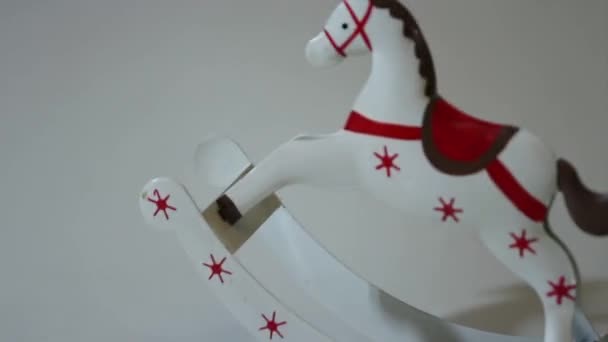 Brinquedo balançando cavalo presente de Natal — Vídeo de Stock