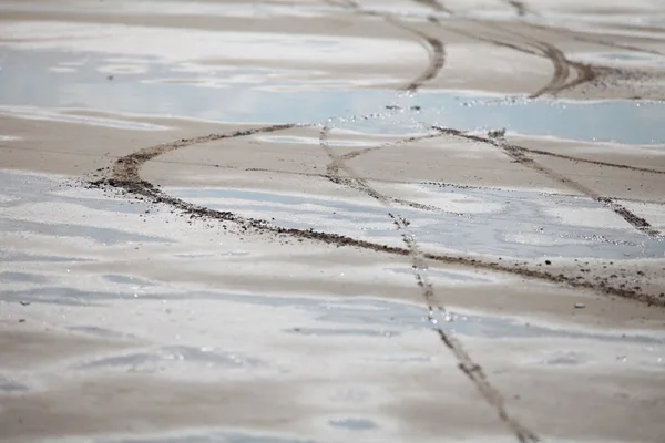 Traces de la voiture sur le sable — Photo