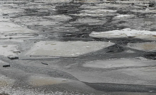 Isblock på frusna floden — Stockfoto