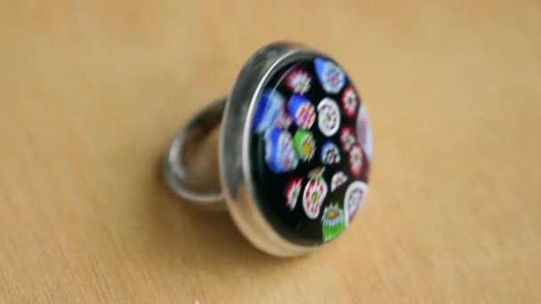 Anello in argento con pietra nera — Video Stock