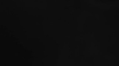 bir siyah üzerine düşen damlalar