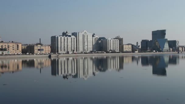 Arquitetura moderna de São Petersburgo refletida na água — Vídeo de Stock