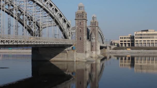 Torn gamla bron återspeglas i vatten — Stockvideo