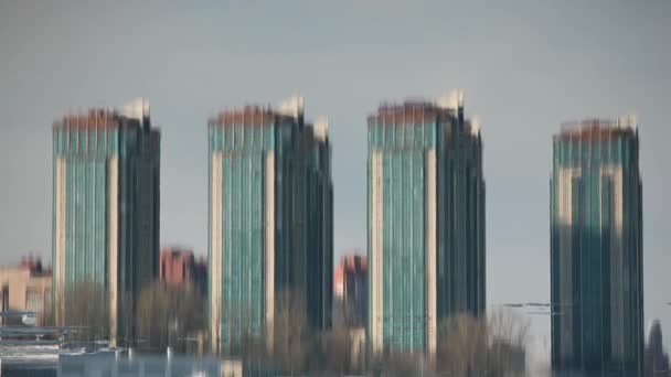 Skyskrapor speglar i vattnet — Stockvideo