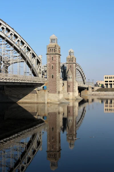 Oude brug weerspiegeld in water — Stockfoto