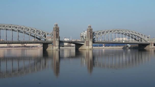 Старый мост отражается в воде — стоковое видео