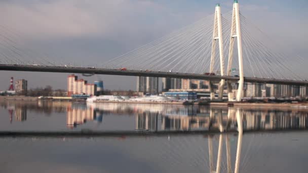 Puente por cable reflejado en el río — Vídeos de Stock