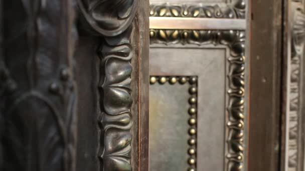 solide antique une porte en bronze se ferme 