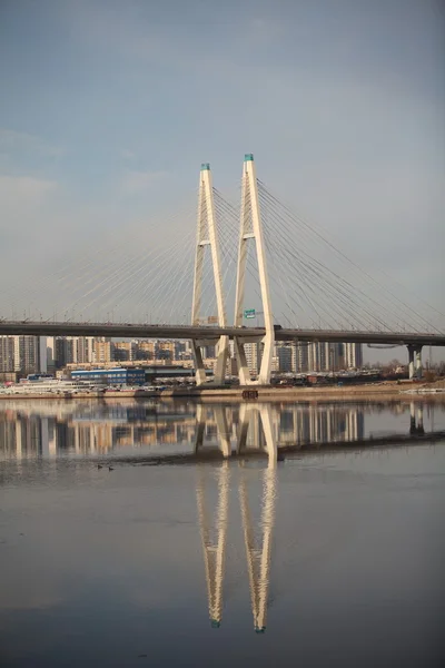 Pont à haubans réfléchi dans la rivière — Photo