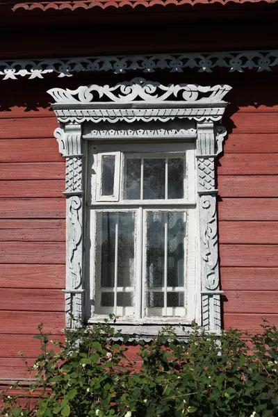 Houtsnijwerk venster Logboek boerderij — Stockfoto