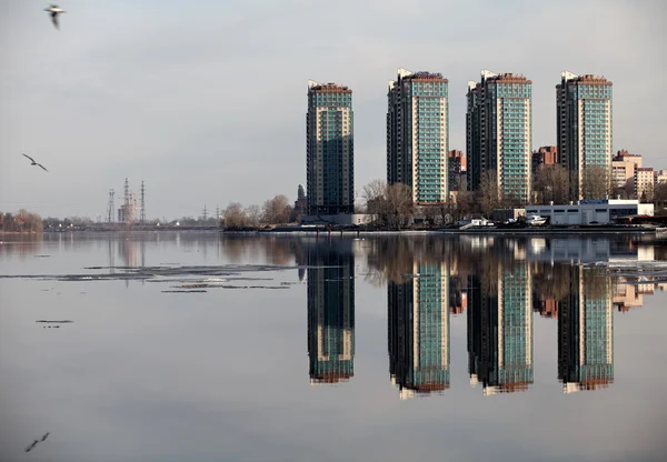 Panorama mrakodrapů odrážejí ve vodě — Stock fotografie