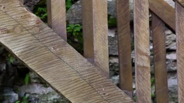 Ahşap merdiven yürümek