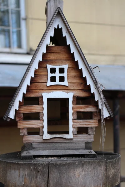 The  birdhouse feeder — Stock Photo, Image