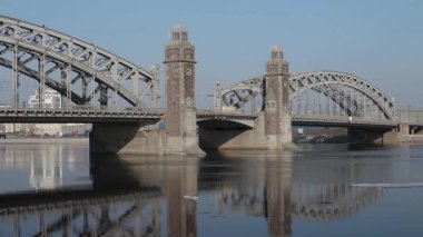 eski köprünün işaret kuleleri ile suya yansıyan