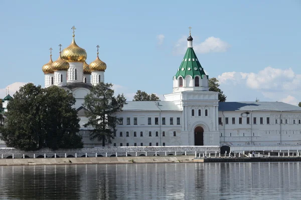 Igreja Mosteiro de Ipatiev com cúpulas douradas — Fotografia de Stock