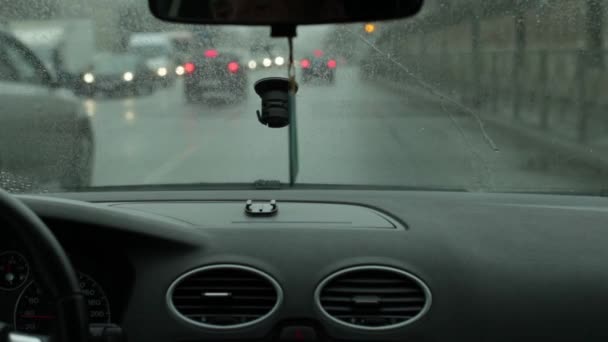 Conducción en tiempo lluvioso — Vídeo de stock
