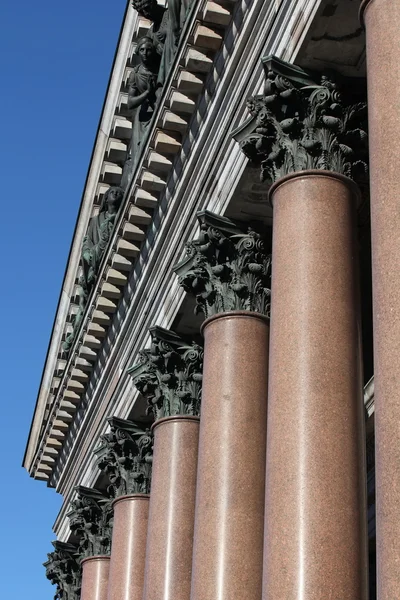 Säulen mit dekoriertem Kapitell — Stockfoto