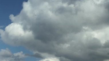 Cumulus bulutları içinde mavi gökyüzü zaman atlamalı