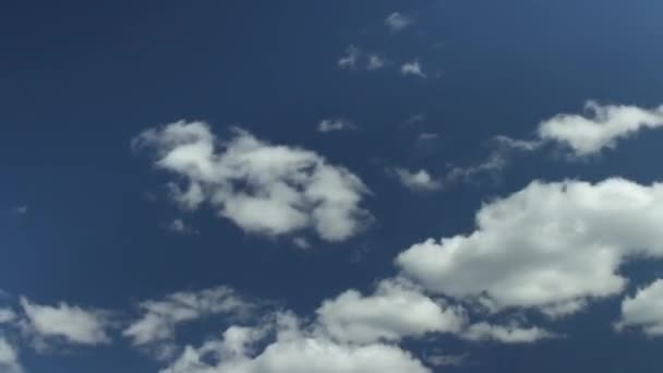 Fluffy white clouds moving fast — Stock Video