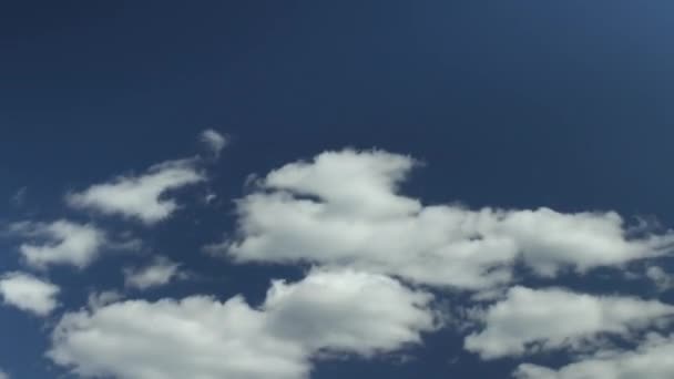 White clouds in the blue sky evolution — Stock Video