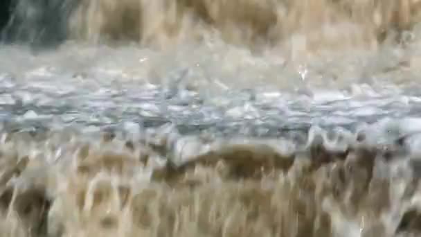 Падающий поток воды со звуком — стоковое видео