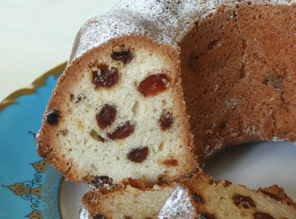 Cupcake with raisins close to — Stock Photo, Image