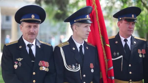 Militaire vlag dragers — Stockvideo