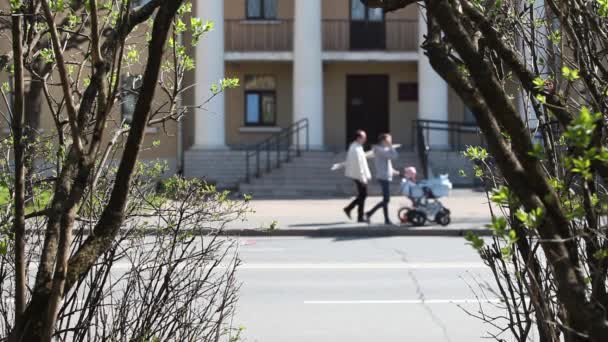 Voorbijgangers op een stad straat — Stockvideo