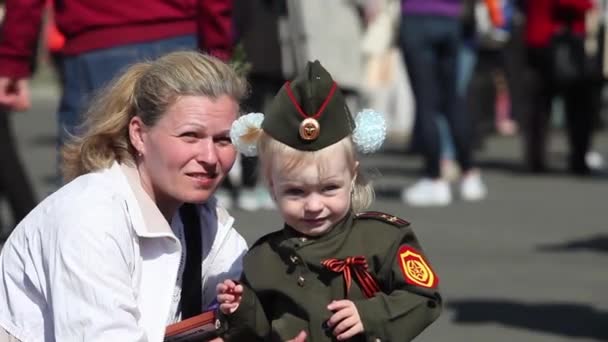 Familjen mor och hennes barn i militäruniform — Stockvideo