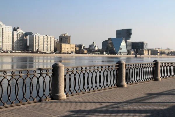 圣彼得堡反映在水中 — 图库照片