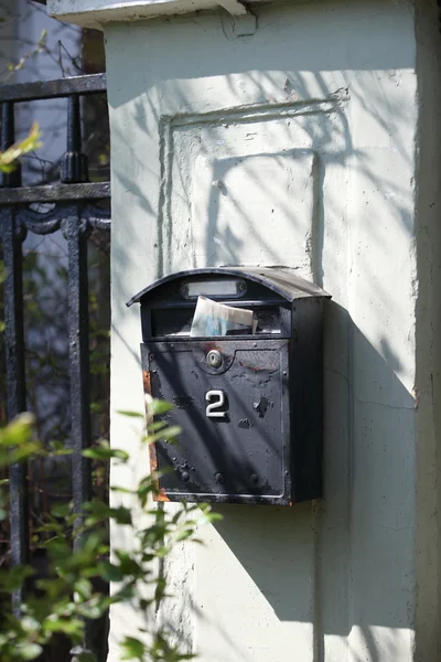Стара поштова скринька з газетою — стокове фото