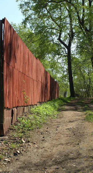 Patika boyunca çit — Stok fotoğraf