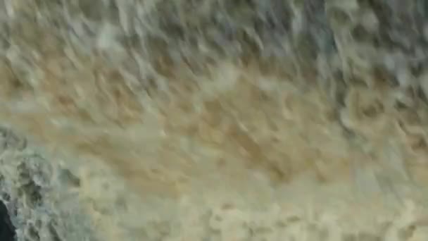 Över den rasande vattenfallen — Stockvideo