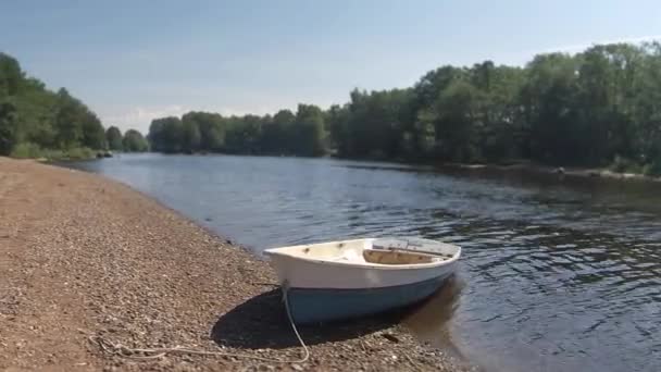 Речной пейзаж с лодкой — стоковое видео