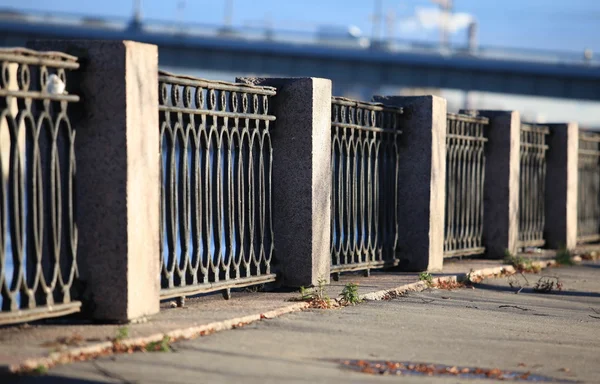Promenade gamla gjutjärn staket — Stockfoto
