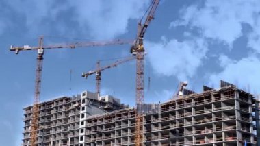 İnşaat gökdelen kule vinç bulutlar zaman atlamalı