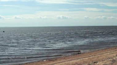 şişe dolusu ROM. ıssız sahil üzerinde