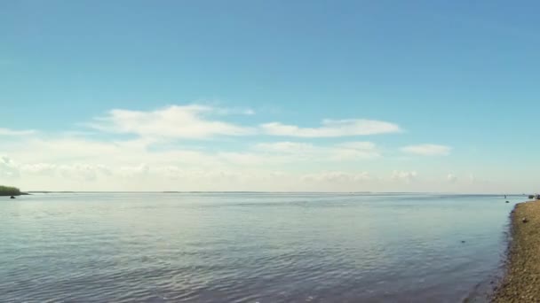 Отдых на берегу синего моря — стоковое видео