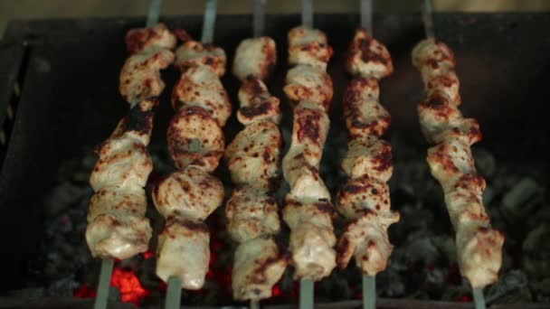 Carne cozida em carvão — Vídeo de Stock